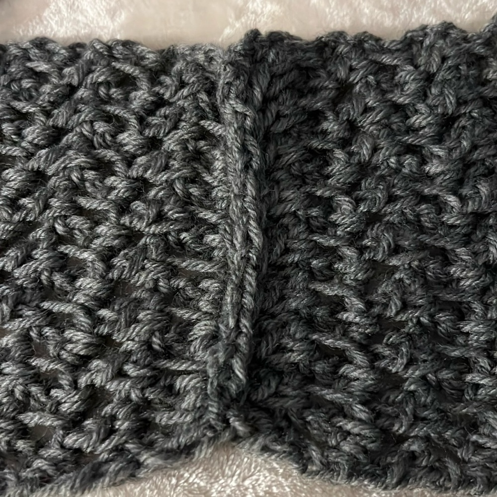 NWOT🧣 HANDMADE HAND-KNIT 67” THICK CHARCOAL GRAY KNIT INFINITY SCARF - Picture 5 of 7